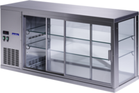 KBS Aufsatzk&uuml;hlvitrine VES 314, breite K&uuml;hlvitrine mit drei Ablagefl&auml;chen davon zwei Glasb&ouml;den und Schiebet&uuml;ren, pr&auml;sentiert Kuchen, Salate, Obst und Getr&auml;nke, Front- und Seitenansicht, ideal f&uuml;r Gastronomie und B&auml;ckereien.