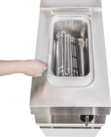 KBS Drehheizung Essence 700, eingebaut in Edelstahlbeh&auml;lter. Sicht von oben mit Bedienhand am Heizstab. Geeignet f&uuml;r Erw&auml;rmung von Fl&uuml;ssigkeiten in der Gastronomie.