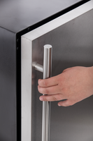 KBS Volltürkühlschrank 154 U, Nahaufnahme einer Hand am vertikalen Edelstahlgriff der geschlossenen Tür.