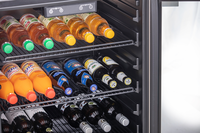 KBS Volltürkühlschrank 154 U, Innenansicht mit Getränkeflaschen auf mehreren Ebenen, offene Tür, geeignet für Gastronomie.