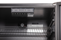 KBS Volltürkühlschrank 154 U, Detailaufnahme der oberen Rückwand mit Lüfter und Bedienfeld, schwarzer Innenraum.