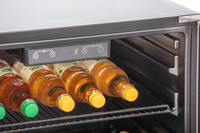 KBS Volltürkühlschrank 154 U, Nahaufnahme des Bedienfelds mit digitaler Temperaturanzeige und Flaschen im oberen Fach.