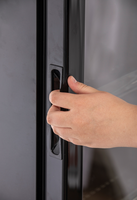 KBS Glastürkühlschrank 316 G, Nahaufnahme des eingelassenen Türgriffs, Hand öffnet die Glastür, ergonomisches Design.