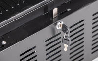 KBS Glastürkühlschrank 316 G, Detailaufnahme des Schlosses mit eingesetztem Schlüssel, sorgt für sichere Warenaufbewahrung.