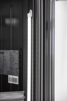 KBS Glastürkühlschrank 316 G, Detailaufnahme der vertikalen LED-Innenbeleuchtung an der Türinnenseite, sorgt für optimale Ausleuchtung der Waren.