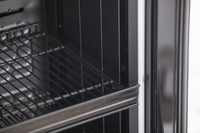 KBS Glastürkühlschrank 316 G, Detailaufnahme eines leeren Drahtrostes, verstellbar für flexible Warenanordnung, Glastür geöffnet.