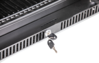 KBS Glastürkühlschrank 327 G Slim, Nahaufnahme des unteren Lüftungsgitters mit eingestecktem Schlüssel im Schloss. KBS Glastürkühlschrank 327 G Slim, Nahaufnahme des unteren Lüftungsgitters mit eingestecktem Schlüssel im Schloss.