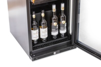 KBS Glastürkühlschrank 327 G Slim, geöffnete Glastür, unteres Fach mit vier Weinflaschen in schwarzem Innenraum. KBS Glastürkühlschrank 327 G Slim, geöffnete Glastür, unteres Fach mit vier Weinflaschen in schwarzem Innenraum.