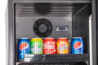 KBS Glastürkühlschrank 327 G Slim, Detailaufnahme des Lüfters und digitalen Temperaturdisplays im oberen Innenbereich. Auf oberen Rost mehrere Getränkedosen sichtbar. KBS Glastürkühlschrank 327 G Slim, Detailaufnahme des Lüfters und digitalen Temperaturdisplays im oberen Innenbereich. Auf oberen Rost mehrere Getränkedosen sichtbar.