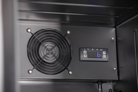 KBS Glastürkühlschrank 327 G Slim, Detailaufnahme des Lüfters und digitalen Temperaturdisplays im oberen Innenbereich.  KBS Glastürkühlschrank 327 G Slim, Detailaufnahme des Lüfters und digitalen Temperaturdisplays im oberen Innenbereich.