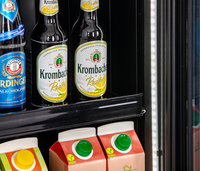 KBS Glastürkühlschrank 327 G Slim, Nahaufnahme von Krombacher Radler Bierflaschen und Saftkartons in der unteren Regalebene. KBS Glastürkühlschrank 327 G Slim, Nahaufnahme von Krombacher Radler Bierflaschen und Saftkartons in der unteren Regalebene.