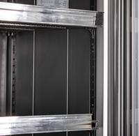 KBS Glastürkühlschrank 327 G Slim, Detailaufnahme des schwarzen Innenraums mit verstellbaren Metallböden und Türrahmen. KBS Glastürkühlschrank 327 G Slim, Detailaufnahme des schwarzen Innenraums mit verstellbaren Metallböden und Türrahmen.