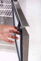 KBS Saladette Detailansicht einer Hand, die die Türdichtung prüft. Fokus auf Hygiene und einfache Reinigung in der Gastronomietechnik.