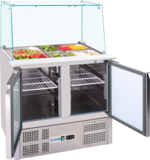 KBS Saladette 908, Frontansicht mit zwei T&uuml;ren aus Edelstahl, Glasaufbau und GN-Beh&auml;ltern, geeignet f&uuml;r Gastronomie, Pizzerien und Imbissbetriebe.
