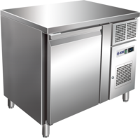 KBS K&uuml;hltisch KT 110 mit einer T&uuml;r aus Edelstahl, glatte Arbeitsfl&auml;che, Frontansicht, kompakte Bauweise f&uuml;r Gastronomie und kleine K&uuml;chen.