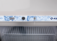 KBS Glastürkühlschrank Nahaufnahme der oberen Bedienblende mit Temperaturanzeige, Drehregler und Schloss. Funktional für kontrollierten Zugriff. KBS Glastürkühlschrank Nahaufnahme der oberen Bedienblende mit Temperaturanzeige, Drehregler und Schloss. Funktional für kontrollierten Zugriff.