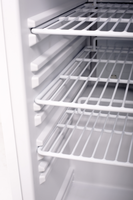 KBS Glastürkühlschrank Innenansicht der höhenverstellbaren Gitterroste. Robuste Kunststoffauflagen für flexible Lagerung von Kühlwaren. KBS Glastürkühlschrank Innenansicht der höhenverstellbaren Gitterroste. Robuste Kunststoffauflagen für flexible Lagerung von Kühlwaren.