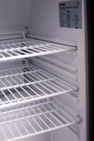 KBS Glastürkühlschrank Innenansicht mit seitlicher Etikettierung und CE-Kennzeichnung. Gittereinschübe auf mehreren Ebenen sichtbar. KBS Glastürkühlschrank Innenansicht mit seitlicher Etikettierung und CE-Kennzeichnung. Gittereinschübe auf mehreren Ebenen sichtbar.