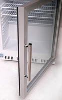 KBS Glastürkühlschrank mit geöffneter Tür, Fokus auf Metallgriff. Klare Sicht auf Innenraum mit mehreren Regalböden für professionelle Nutzung. KBS Glastürkühlschrank mit geöffneter Tür, Fokus auf Metallgriff. Klare Sicht auf Innenraum mit mehreren Regalböden für professionelle Nutzung.