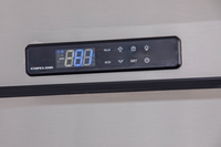 KBS EdelstahlKühlschrank Nahaufnahme des digitalen Bedienfelds mit Temperaturanzeige in Grad Celsius, energiesparende Funktionen sichtbar.