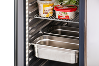 KBS Edelstahl-GlastürKühlschrank Innenansicht mit eingelegten GN-Behältern und Lebensmitteln wie Kartoffelsalat und Fleischsalat, Einsatz für Bäckerei und Gastronomie.
