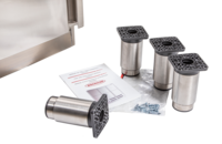 KBS EdelstahlK&uuml;hlschrank zus&auml;tzliche Ansicht mit ge&ouml;ffneter Glast&uuml;r, klar strukturierter Innenraum mit Ablagen.