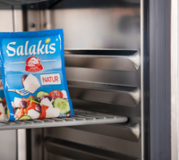 KBS EdelstahlK&uuml;hlschrank Detailaufnahme eines Innenfachs mit Lebensmittelpackung auf Drahtablage, geeignet f&uuml;r Gastronomie.