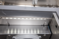 KBS EdelstahlK&uuml;hlschrank Detailaufnahme der LED-Beleuchtung im Innenraum, Edelstahloberfl&auml;che sichtbar, energiesparend f&uuml;r den professionellen Einsatz.