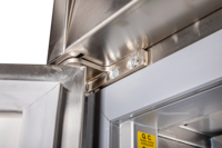 KBS EdelstahlK&uuml;hlschrank Detailansicht Scharnier und T&uuml;rrahmen aus Edelstahl, stabile Verarbeitung f&uuml;r dauerhaften Einsatz in K&uuml;chen.