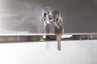 KBS EdelstahlK&uuml;hlschrank Detailansicht Schloss mit Schl&uuml;ssel am oberen Bereich, abschlie&szlig;bare T&uuml;r f&uuml;r sicheren Betrieb in Gastronomie.