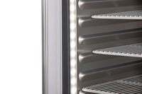 KBS Edelstahl-Glast&uuml;rK&uuml;hlschrank Detailaufnahme der LED-Seitenbeleuchtung und Ablagen im Innenraum, energiesparend und hygienisch.