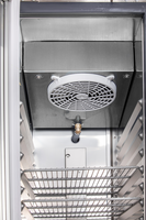 KBS Edelstahl-Glast&uuml;rK&uuml;hlschrank Innenansicht von oben mit L&uuml;ftereinheit und K&uuml;hltechnik, stabil und hygienisch f&uuml;r K&uuml;chenbetrieb.