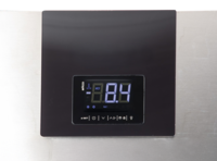 KBS Edelstahl-Glast&uuml;rK&uuml;hlschrank Nahaufnahme digitales Bedienfeld mit Temperaturanzeige, energiesparende Steuerung.