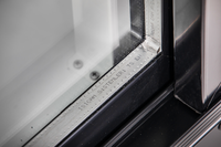KBS Glastürkühlschrank 1250 GDU, Nahaufnahme der unteren Ecke der Glastür mit silberner Glasrahmenbeschriftung und schwarzem Türrahmen.