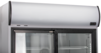 KBS Glastürkühlschrank 1250 GDU, obere Frontansicht mit digitalem Temperaturdisplay und Schiebetüren aus Glas, leerer Innenraum mit weißen Gitterrosten, für Gastronomie, Pizzeria oder Bäckerei.