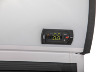 KBS Glastürkühlschrank 1250 GDU, Nahaufnahme des digitalen Temperaturdisplays im Lichteinsatz, Anzeige von 6,6 Grad Celsius, Bedienelemente seitlich.