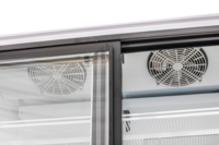KBS Glastürkühlschrank 1250 GDU, Innenansicht mit zwei Ventilatoren im oberen Bereich, weiße Gitterroste, Glastüren teilweise sichtbar.