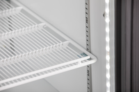 KBS Glastürkühlschrank 1250 GDU, Innenansicht mit weißem Gitterrost und seitlicher LED-Beleuchtung, leere Ablage, Einsatz in Gastronomie, Pizzeria oder Bäckerei.