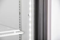 KBS Glastürkühlschrank 1250 GDU, Nahaufnahme von seitlicher LED-Beleuchtung und weißem Gitterrost, verstellbare Einschubhöhe sichtbar, geeignet für Gastronomie, Pizzeria oder Bäckerei.