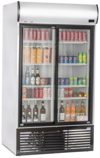 KBS Glastürkühlschrank 1250 GDU Frontansicht mit Schiebetüren aus Glas, befüllt mit sortierten Getränkedosen, Flaschen und Saftkartons, LED-Beleuchtung, für Gastronomie, Pizzeria oder Bäckerei.