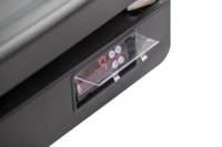 KBS Glastürkühlschrank 384 schräge Nahaufnahme des digitalen Temperaturdisplays mit transparentem Schutzdeckel, für einfache Bedienung im Gastronomieeinsatz.