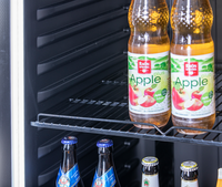 KBS Glastürkühlschrank 384 Teilansicht der Innenablagen mit Getränkeflaschen wie Apfelschorle und Bier, stabile Drahtgitterregale, geeignet für Gastronomie und Getränkeverkauf.