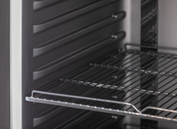 KBS Glastürkühlschrank 384 Detailaufnahme einer leeren schwarzen Innenwand mit stabilen Drahtgitterböden, für flexible Lagerung in Gastronomie und Handel.
