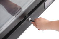 KBS Glastürkühlschrank 384 Nahaufnahme einer Hand, die den Zylinderschlüssel ins Türschloss steckt, sicher abschließbar, ideal für Gastronomie und Verkaufsflächen.