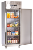 KBS Edelstahlkühlschrank KU 740 Frontansicht mit geöffneter Tür, mehrere Ablagen mit verschiedenen Lebensmitteln wie Säften, Wurst, Milchprodukten und Salaten, für Gastronomie, Großküchen und Bäckereien.