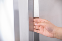 KBS Edelstahlkühlschrank KU 740 Nahaufnahme des eingelassenen Türgriffs aus Edelstahl mit Hand beim Öffnen, robuste Bauweise für professionelle Küchen.