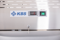 KBS Edelstahlkühlschrank KU 740 obere Frontansicht mit digitalem Temperaturdisplay, Ein-/Ausschalter und Schloss mit Schlüssel, für Gastronomie geeignet.