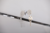 KBS Edelstahlkühlschrank KU 740 Nahaufnahme des Schlosses mit eingesetztem Schlüssel, Sicherheitsfunktion für gewerbliche Nutzung.