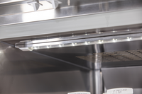 KBS Edelstahlkühlschrank KU 740 Innenansicht mit LED-Beleuchtung, für klare Sicht auf gelagerte Waren. Ideal Einsatz in Gastronomie und Hotelerie.