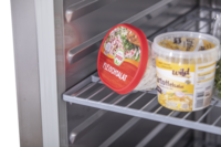 KBS Edelstahlkühlschrank KU 740 Nahaufnahme von Lebensmitteln auf einem Gitterrost, darunter Fleischsalat und Kartoffelsalat, gelagert im Kühlbereich.
